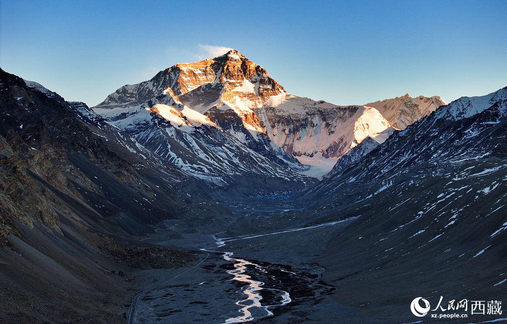 珠峰金頂映峽谷。人民網(wǎng)記者 吳雨仁攝