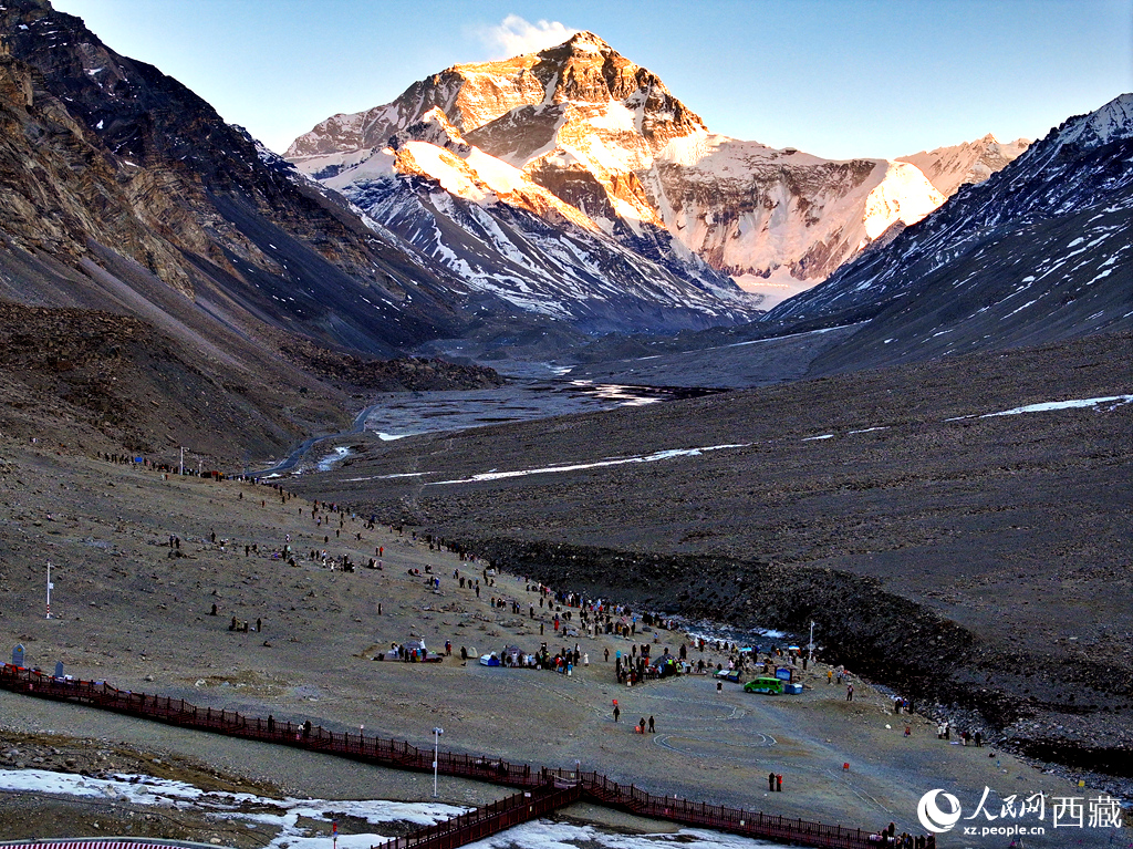 大本營(yíng)游人觀珠峰。人民網(wǎng)記者 吳雨仁攝