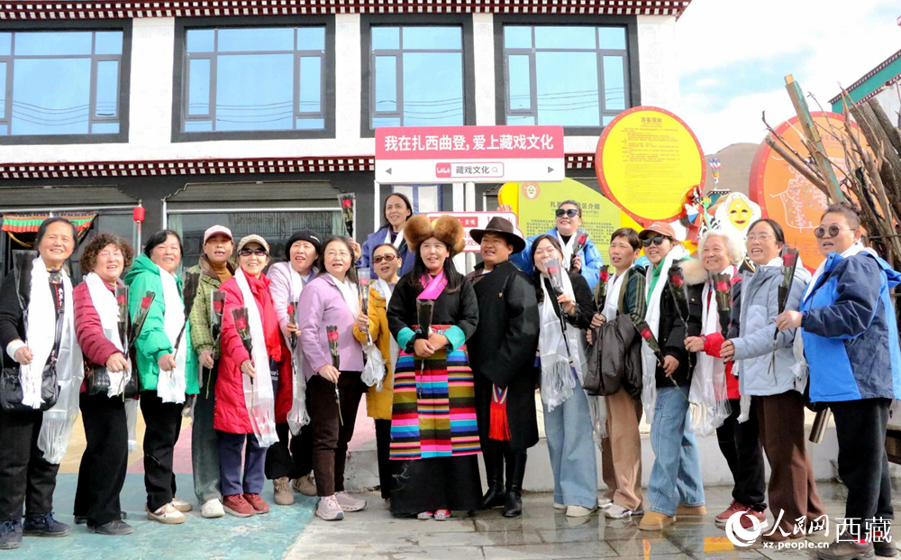 鄂藏游客在扎西曲登社區(qū)合影。人民網(wǎng)記者 吳雨仁攝