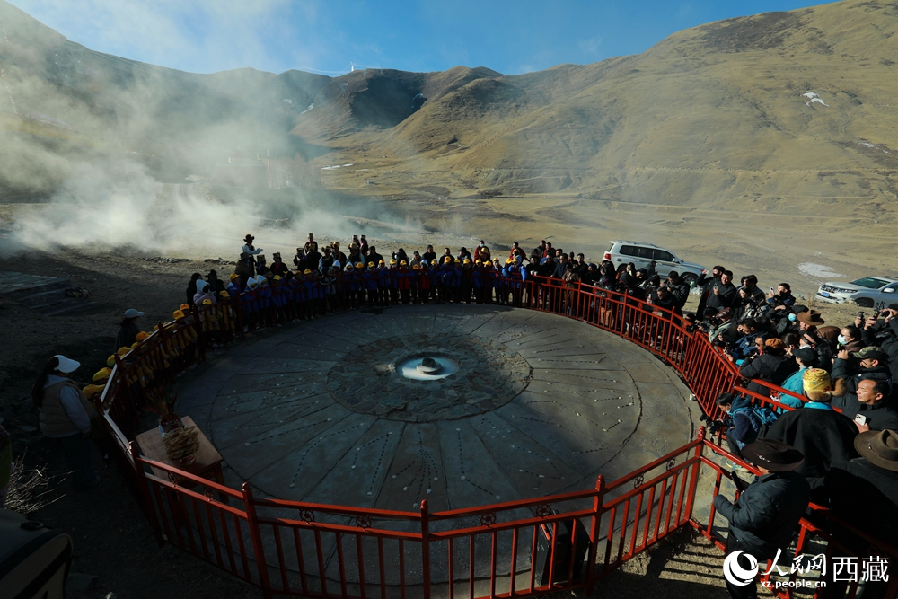 達(dá)普天文觀測(cè)臺(tái)上，陽(yáng)光精準(zhǔn)穿透觀測(cè)房的方孔，投射在測(cè)光石上，標(biāo)志著高原春耕灌溉時(shí)節(jié)正式到來(lái)。人民網(wǎng)記者 吳雨仁攝