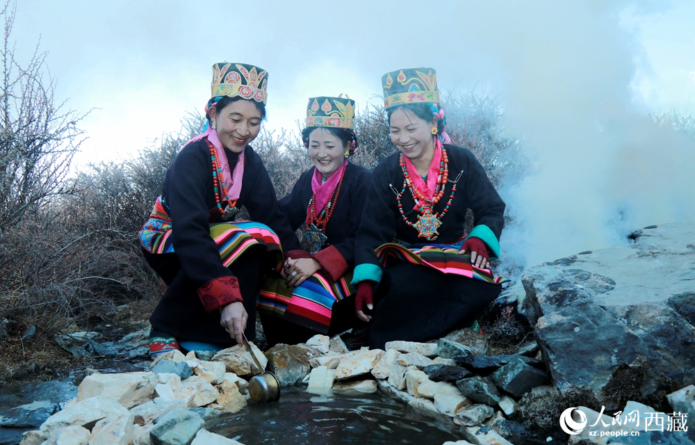 拉東村的婦女們身著盛裝，面帶笑容，用銅勺從溪石間取水，以傳統(tǒng)儀式祈愿新一年五谷豐登、風(fēng)調(diào)雨順。人民網(wǎng)記者 吳雨仁攝