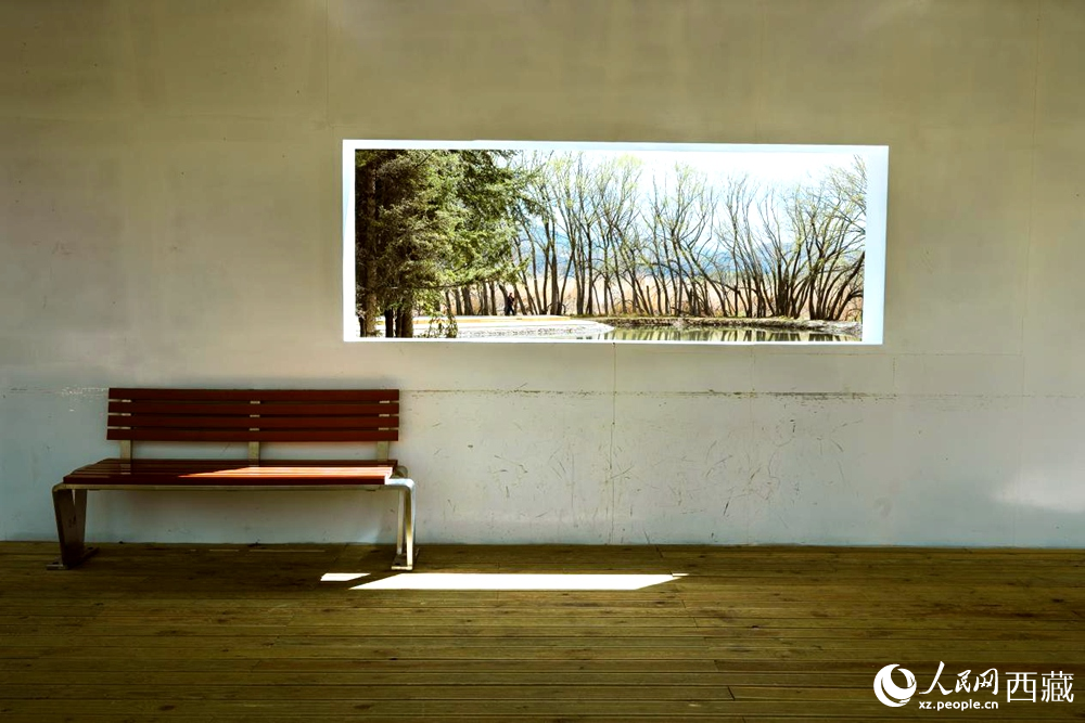 拉魯濕地公園內(nèi)的涼亭巧用開窗設計，讓自然景觀宛如畫作懸掛在涼亭墻壁上。曹曦元攝