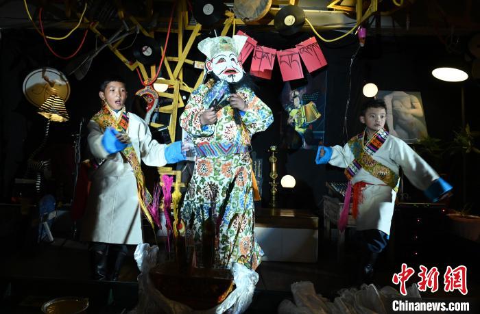 圖為由少兒表演的藏戲在公開場合演出。資料圖 趙朗 攝