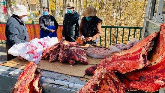 圖為市民正在買牛肉，本報記者 格桑倫珠攝(3737723)-20221201105107(1).jpg