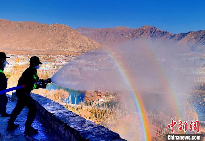 12月6日，布達拉宮消防救援大隊在布達拉宮山體林草區(qū)域開展?jié)窕ぷ鳌！㈣?攝