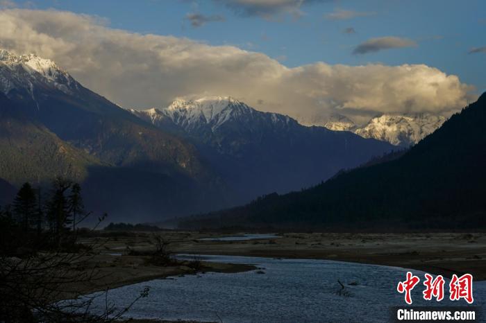 遠(yuǎn)眺波密雪山。　江飛波 攝