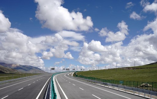 即將建成通車的京藏高速那曲至羊八井段??2021??6??29日攝)???新華社記??? 劉洪?? ??.jpg