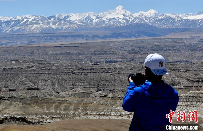 4月5日，游客在觀景臺(tái)拍攝札達(dá)土林?！±盍?攝