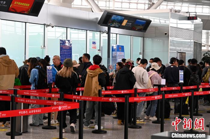 圖為“五一”期間，拉薩貢嘎機(jī)場旅客密集出行?！≡黝D珠 攝