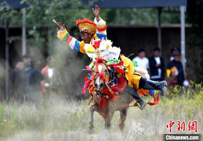 西藏拉薩：賽馬慶?！巴?jié)”