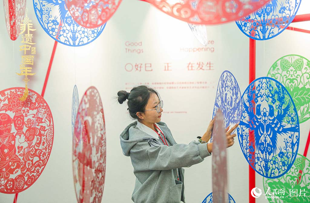 2025年1月30日，在山西太原舉辦的“年自萬(wàn)物生”——2025山西非遺年俗藝術(shù)展上，由山西省級(jí)非遺代表性傳承人張永忠專門創(chuàng)作的剪紙藝術(shù)裝置吸引青年游客關(guān)注，上下映襯的“巳”字讓年文化煥發(fā)新的生機(jī)。人民網(wǎng)記者 王帆攝