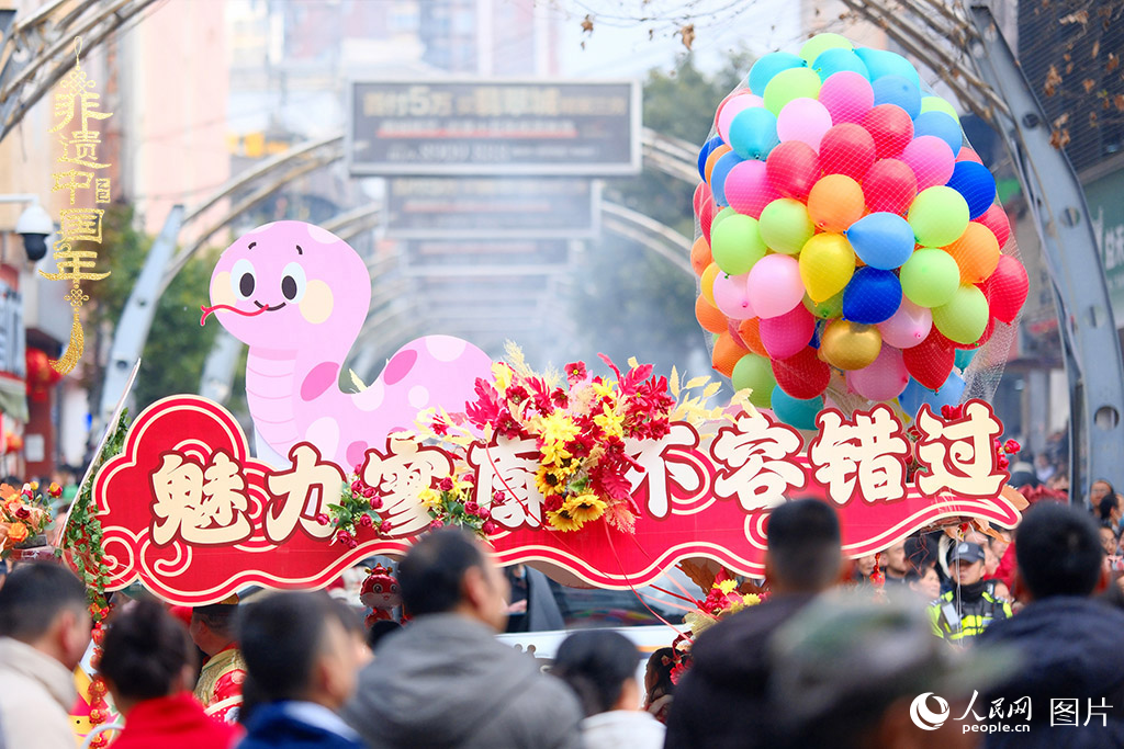 2025年1月29日，大年初一，云南省曲靖市麒麟?yún)^(qū)舉行“千人舞麒麟”活動(dòng)，耍龍舞獅過(guò)大年，現(xiàn)場(chǎng)人山人海，熱鬧非凡。人民網(wǎng) 莊志斌攝