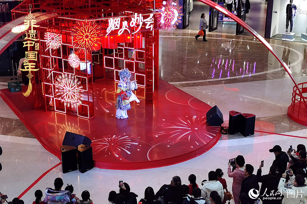 2025年1月29日，大年初一，吉林省京劇團(tuán)亮相長(zhǎng)春“煙火妙會(huì)”，演員們用的精湛技藝，為市民呈上一場(chǎng)韻味悠長(zhǎng)的視聽(tīng)盛宴，一招一式盡顯京劇魅力?，F(xiàn)場(chǎng)還進(jìn)行了京劇知識(shí)科普，讓傳統(tǒng)文化在互動(dòng)中 “活” 起來(lái)，為新春佳節(jié)增添了一抹濃厚的文化底色 。人民網(wǎng)記者 王帝元攝