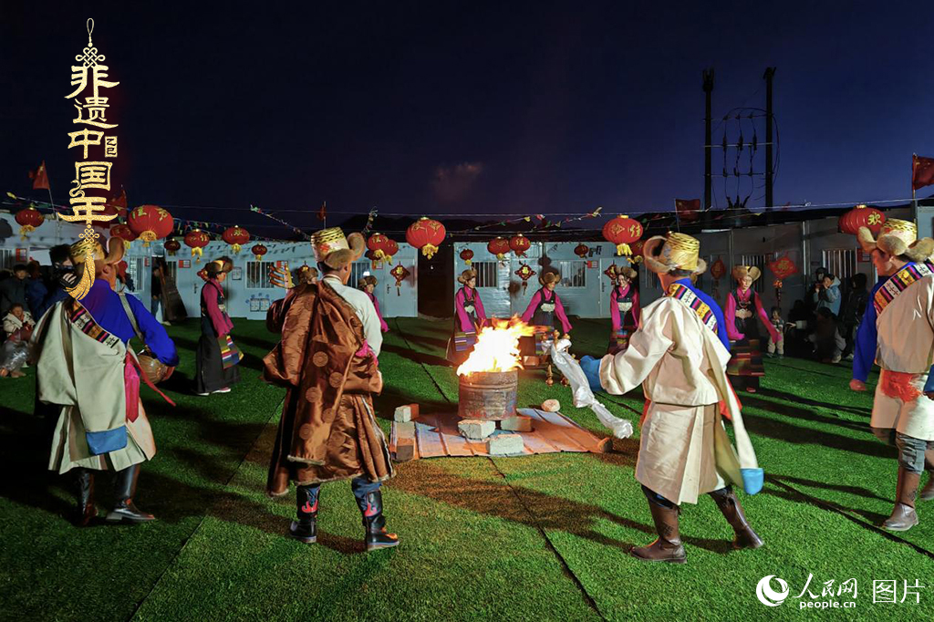 2025年1月28日，西藏自治區(qū)日喀則市定日縣尼轄鄉(xiāng)轄措村升起篝火，跳起鍋莊，迎接新年的到來(lái)。（鍋莊舞，又稱為“果卓”、“歌莊”、“卓”等，藏語(yǔ)意為圓圈歌舞，是藏族三大民間舞蹈之一。2006年5月20日，鍋莊舞經(jīng)中華人民共和國(guó)國(guó)務(wù)院批準(zhǔn)列入第一批國(guó)家級(jí)非物質(zhì)文化遺產(chǎn)名錄）人民網(wǎng)記者 次仁羅布攝