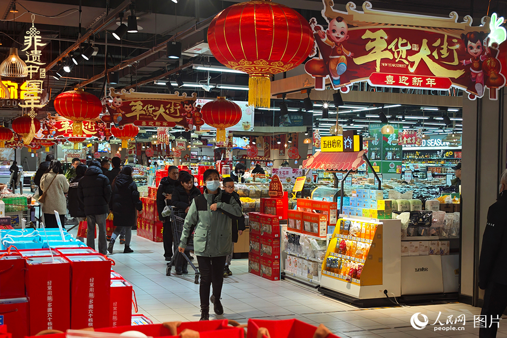 2025年1月28日，在河北省三河市的一家超市，市民們正在采購(gòu)年貨。人民網(wǎng)記者 翁奇羽攝