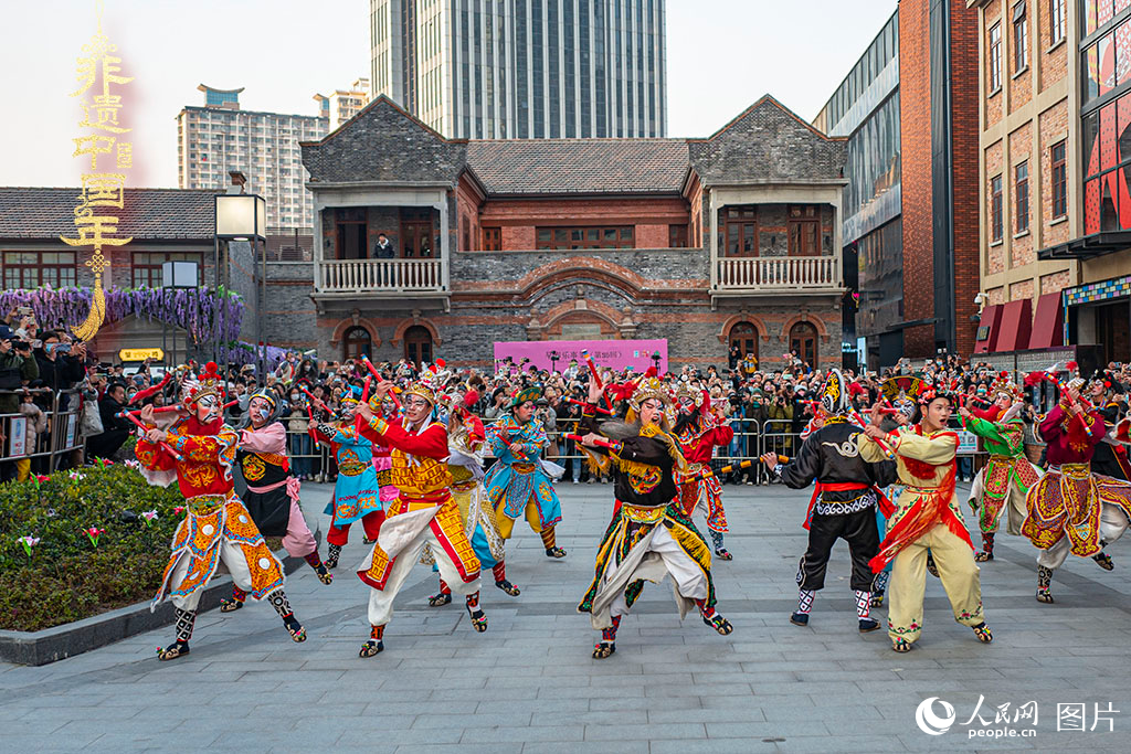 2025年1月19日，上海虹口區(qū)的今潮8弄，精彩的潮汕英歌舞上演，吸引市民駐足觀看。人民網(wǎng)記者 王初攝