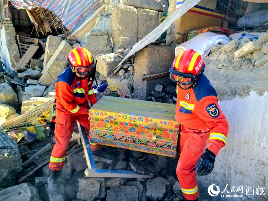 消防救援人員搜救受災(zāi)群眾財(cái)產(chǎn)。人民日?qǐng)?bào)記者 徐馭堯攝
