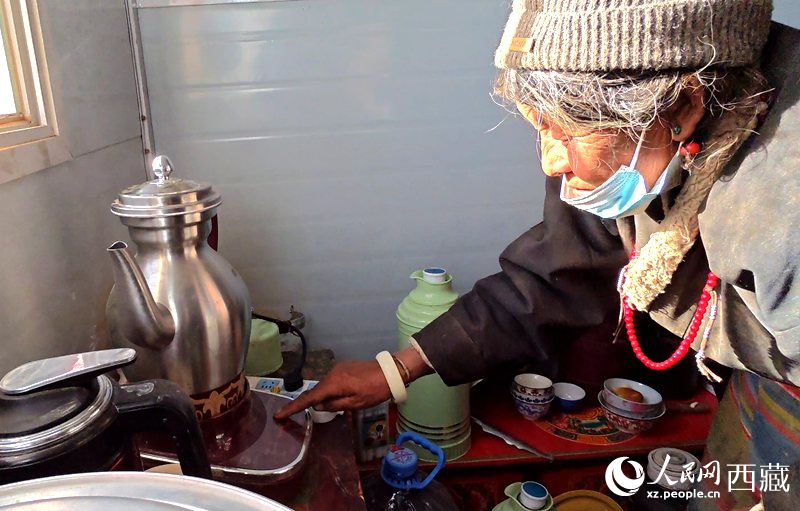 達瓦次仁的媽媽在做酥油茶。人民網(wǎng)記者 吳雨仁攝