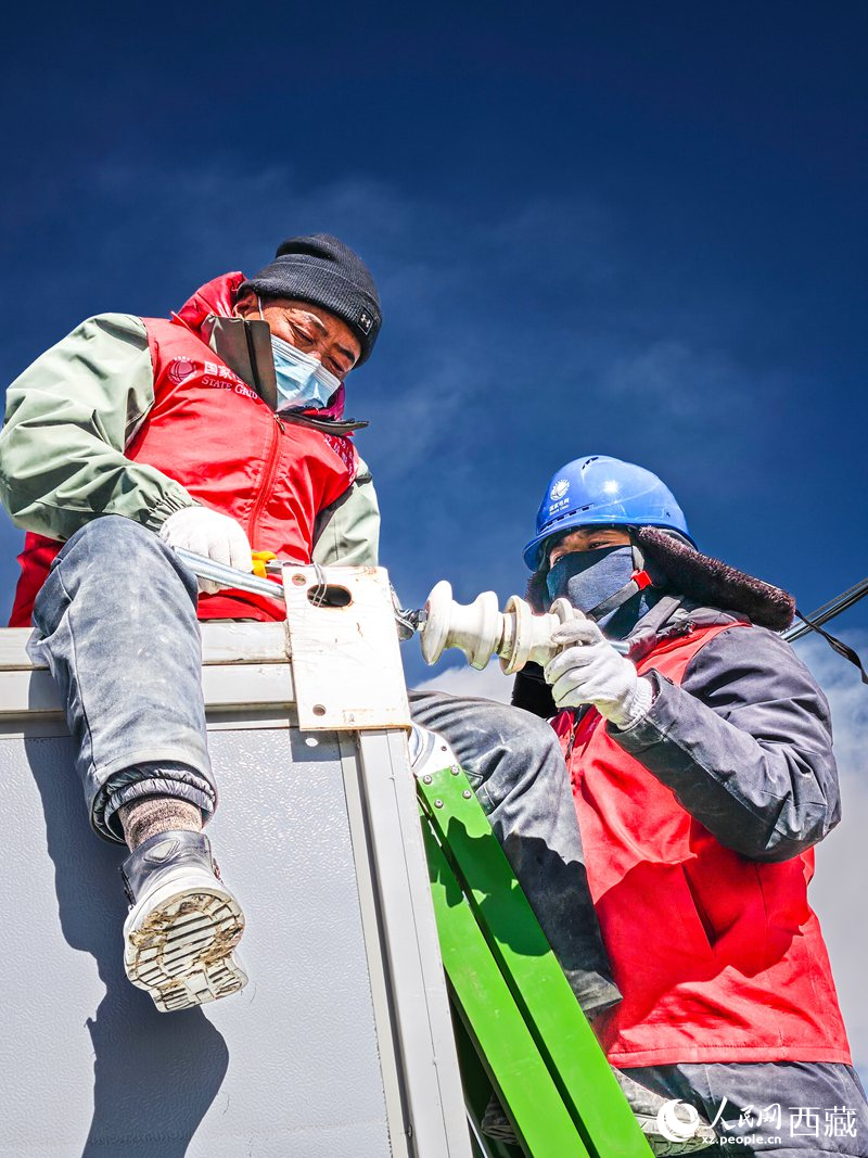 國網(wǎng)日喀則共產(chǎn)黨員服務(wù)隊隊員檢查板房線路。人民網(wǎng)記者 吳雨仁攝