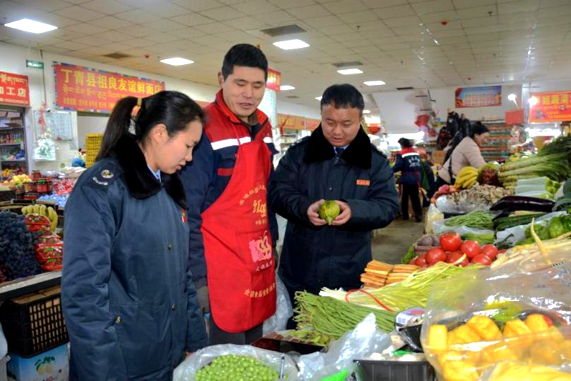 國(guó)家稅務(wù)總局丁青縣稅務(wù)局干部走訪了解春節(jié)蔬菜市場(chǎng)供求情況。楊虹攝