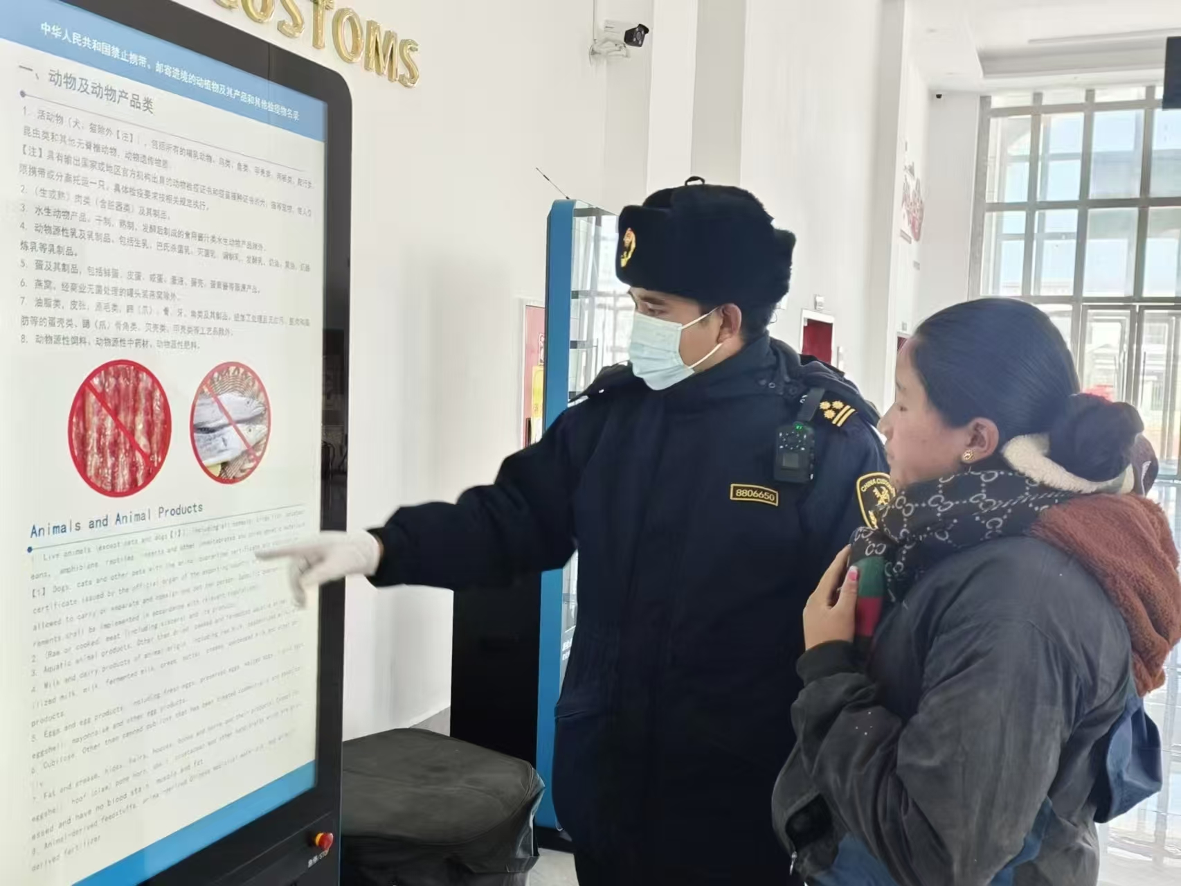 海關(guān)關(guān)員對入境邊民進行禁止攜帶、郵寄進境動植物及其產(chǎn)品解讀。次旺久美攝