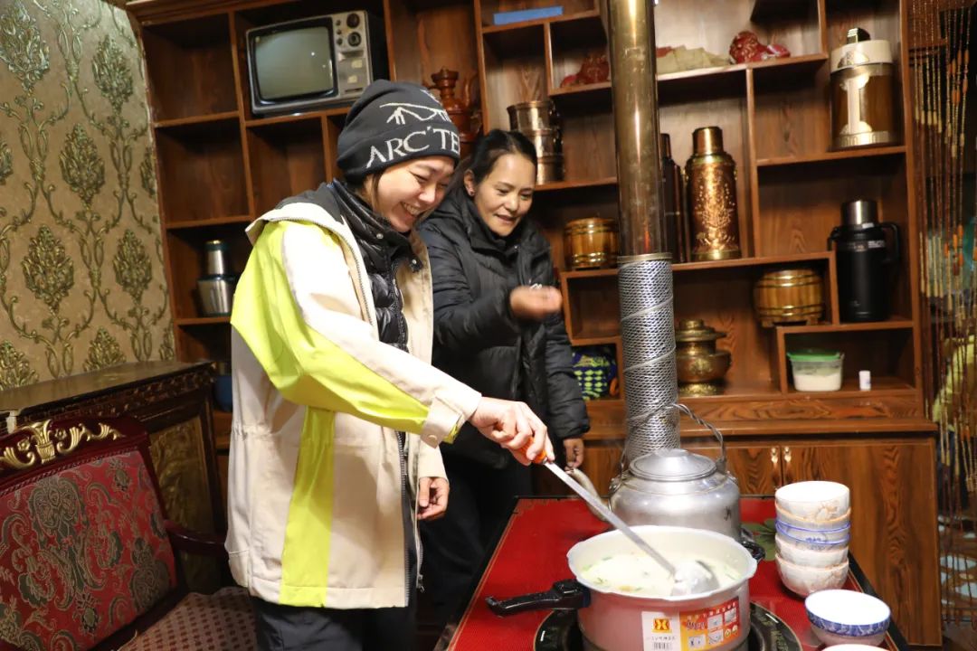 游客體驗(yàn)制作“古突”。巴桑卓嘎攝