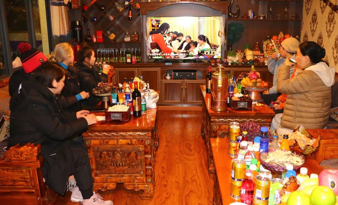 游客在居民家中，一同看藏晚，歡慶藏歷新年。巴桑卓嘎攝