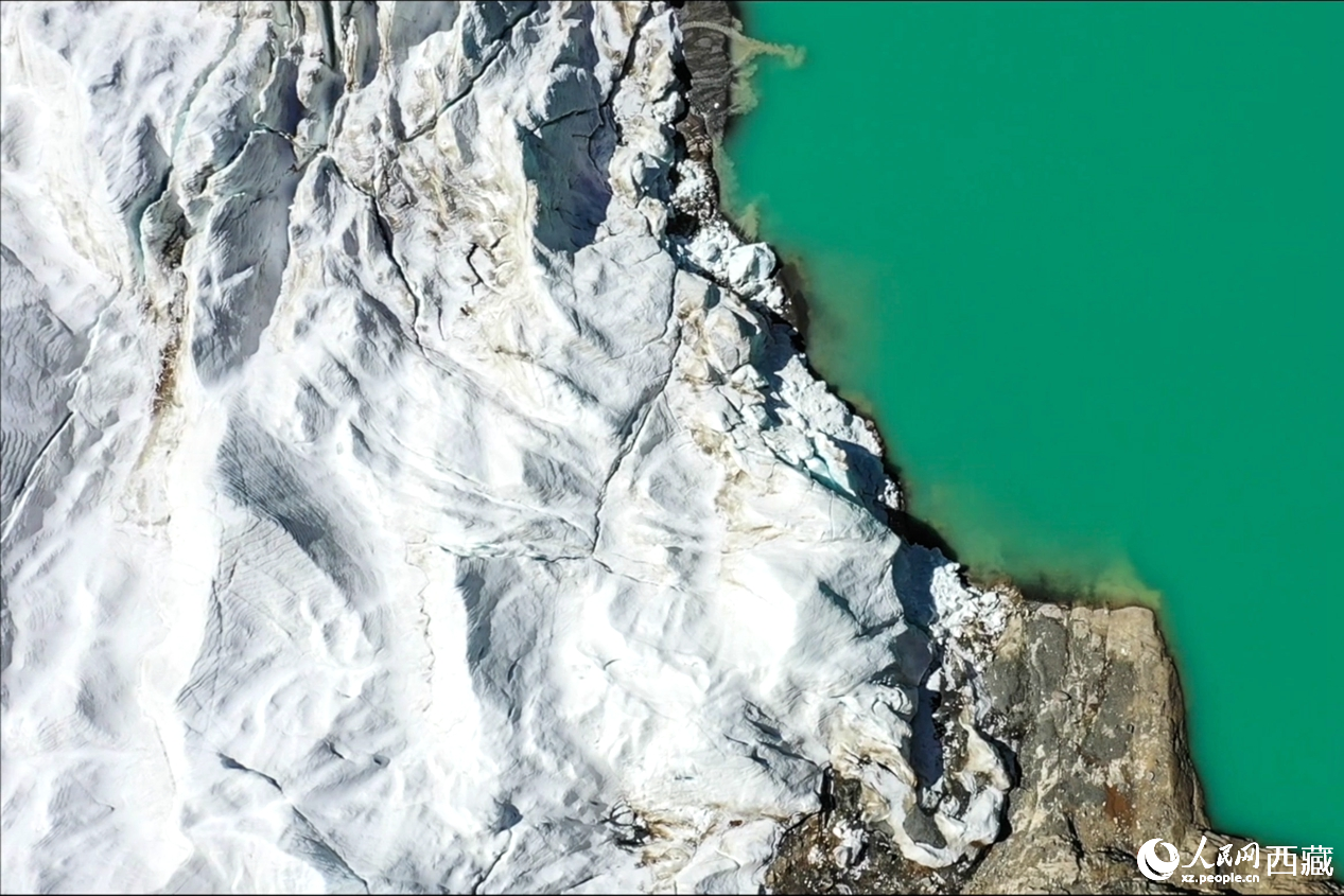 曲登尼瑪冰川位于日喀則市崗巴縣昌龍鄉(xiāng)。