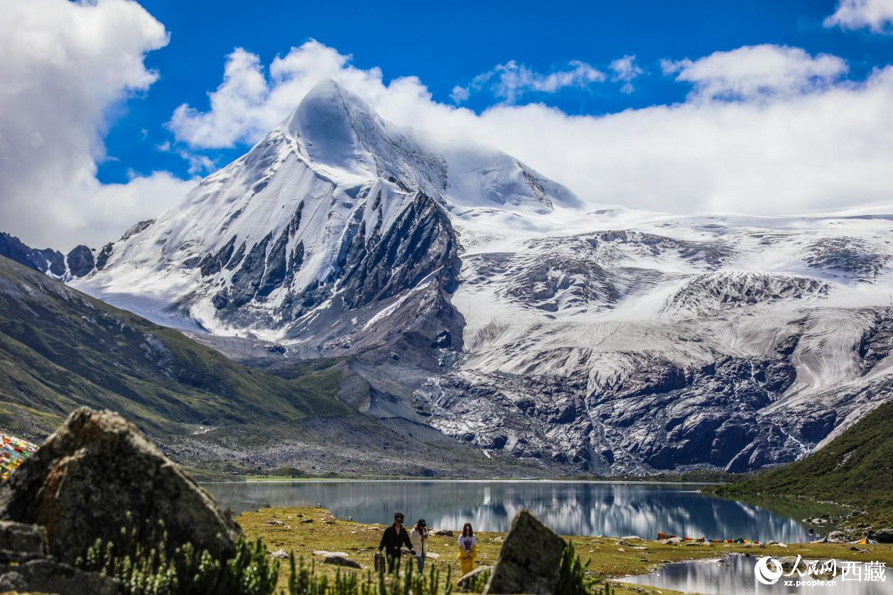 西藏那曲市比如縣的薩普雪山。