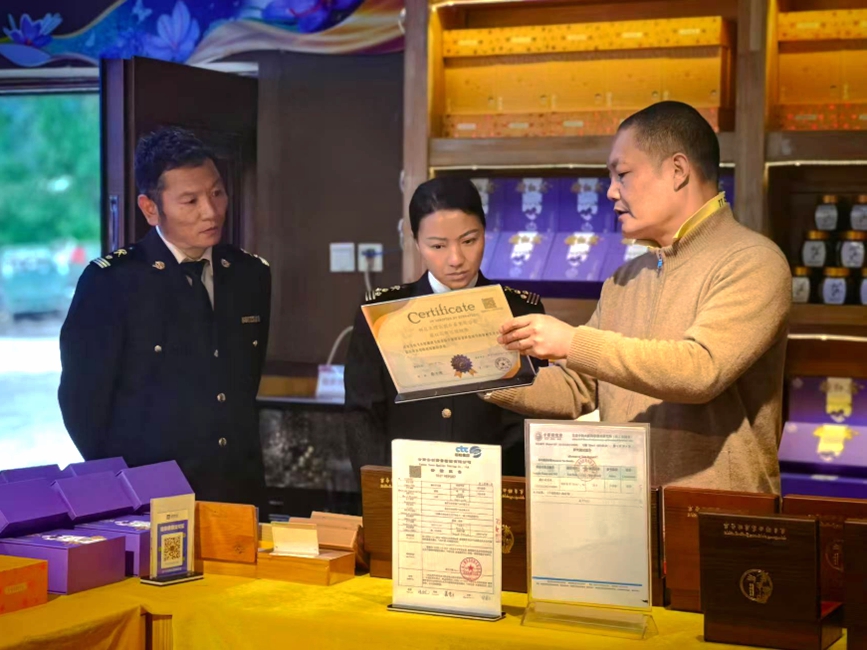 拉薩海關(guān)所屬林芝海關(guān)關(guān)員在藏紅花出口種植基地調(diào)研。拉薩海關(guān)供圖