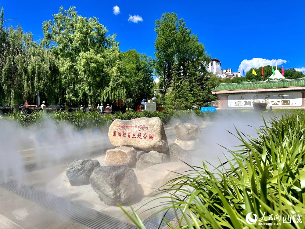 布達拉宮腳下的宗角祿康公園。