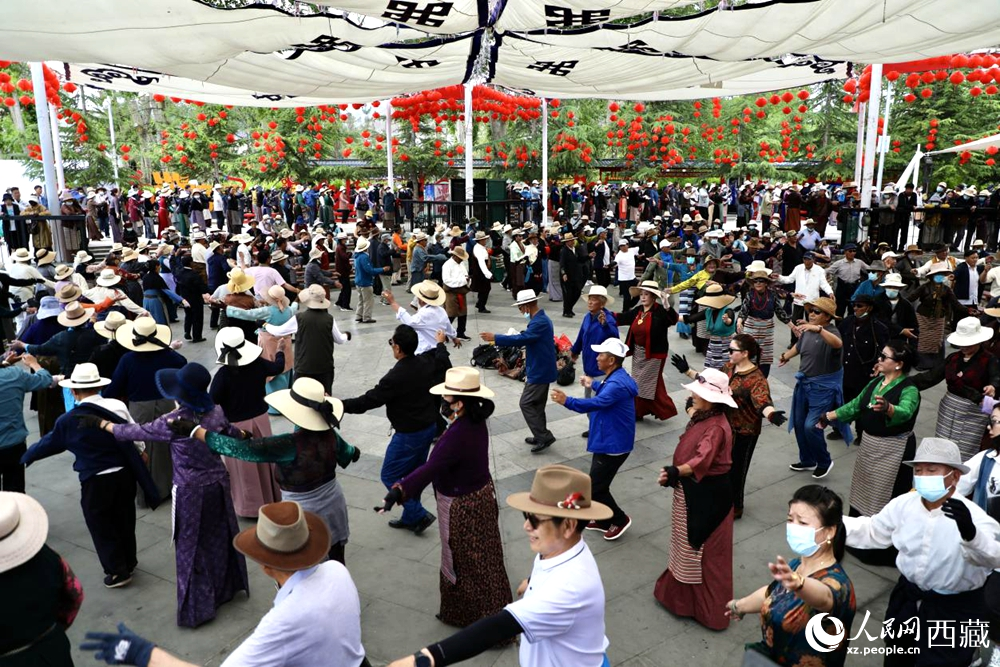 市民在公園內跳鍋莊舞。