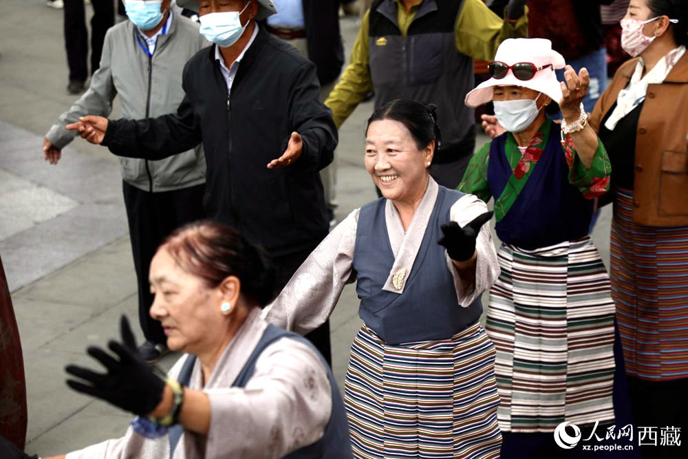 市民在公園內跳鍋莊舞。