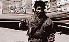 牧民布德在訴說被挖眼的經(jīng)過