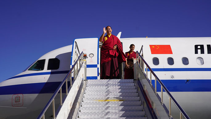 2圖-十一世班禪與在機(jī)場(chǎng)的送.jpg