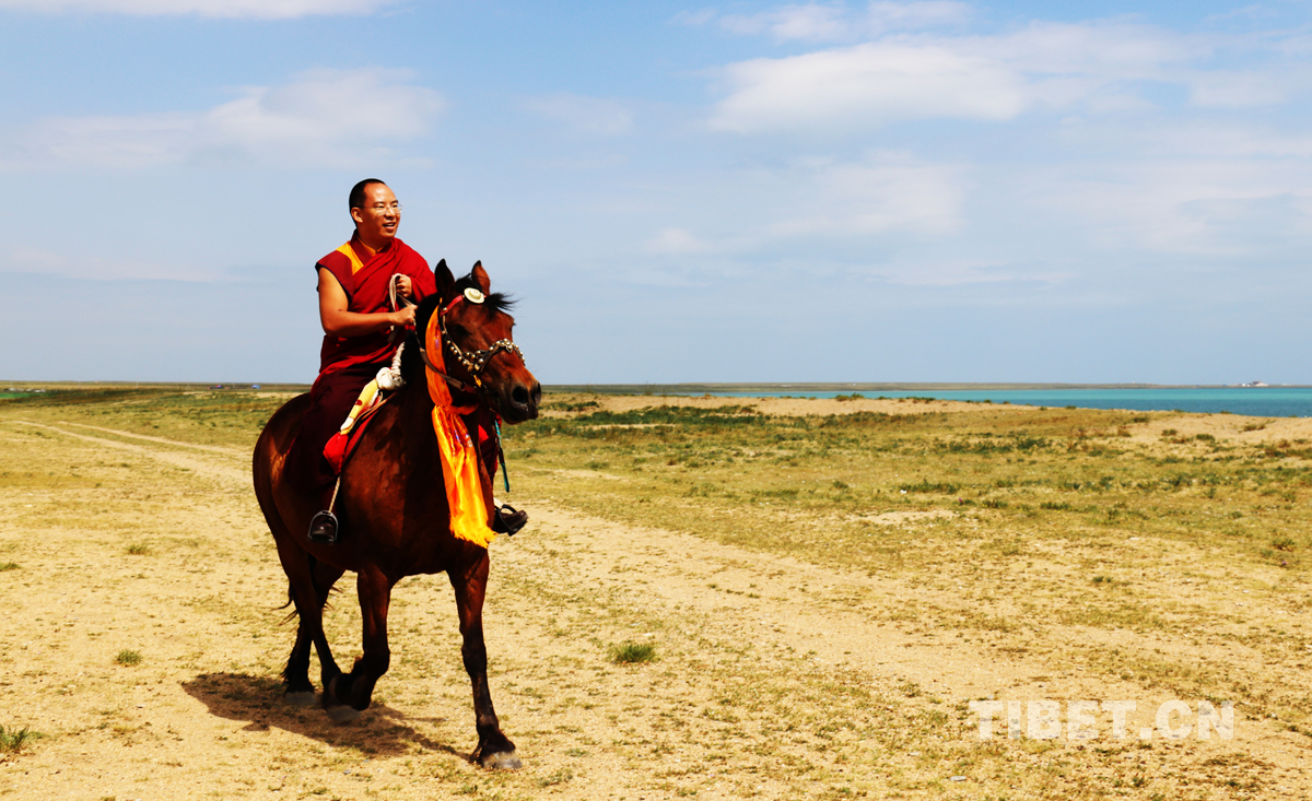 班禪大師在青海湖邊策馬馳騁2。攝影： 噶哇扎西.jpg