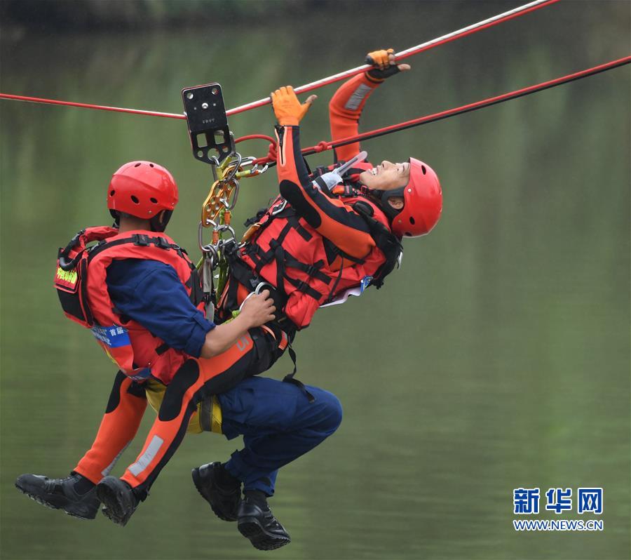 （社會(huì)）（2）全國森林消防隊(duì)伍“火焰藍(lán)”首屆特種救援技能比武舉行