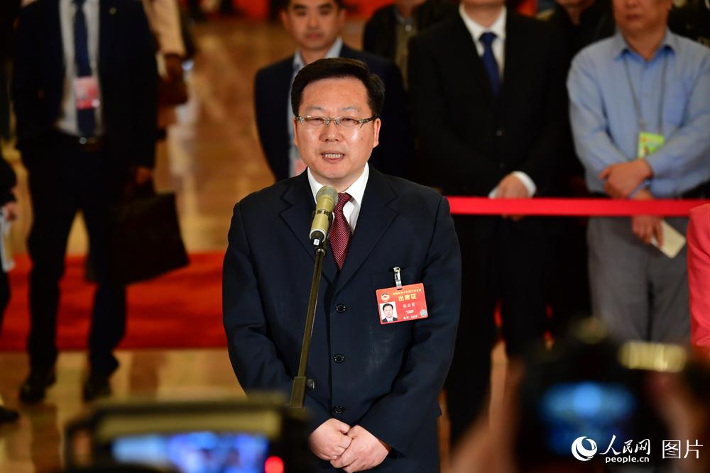 全國政協(xié)委員、中國聯(lián)通研究院院長張云勇接受記者采訪。