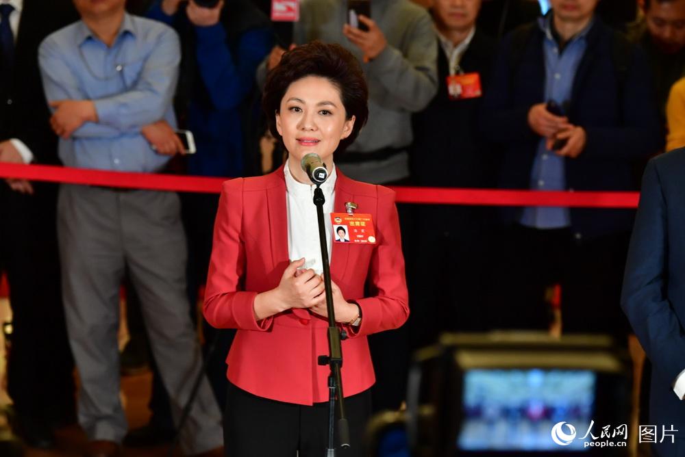 全國政協(xié)委員、中央廣播電視總臺央視新聞主播海霞接受記者采訪。