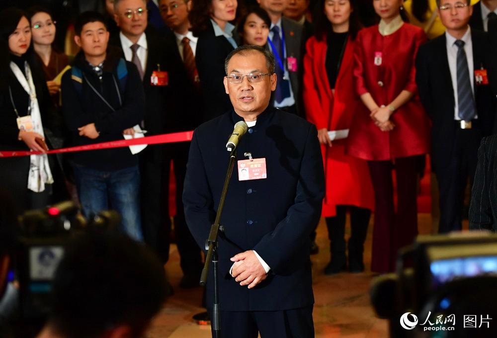 全國政協(xié)委員、湖南省生態(tài)環(huán)境廳副廳長潘碧靈接受記者采訪。