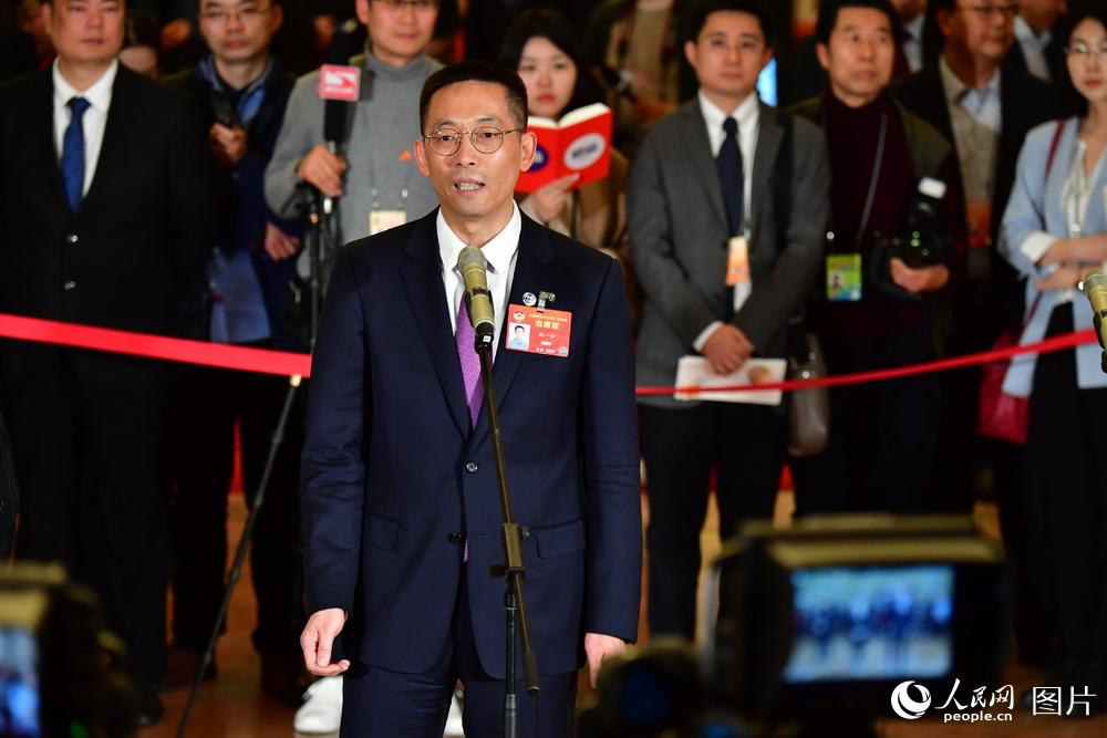 全國政協(xié)委員、西湖大學校長施一公接受記者采訪。