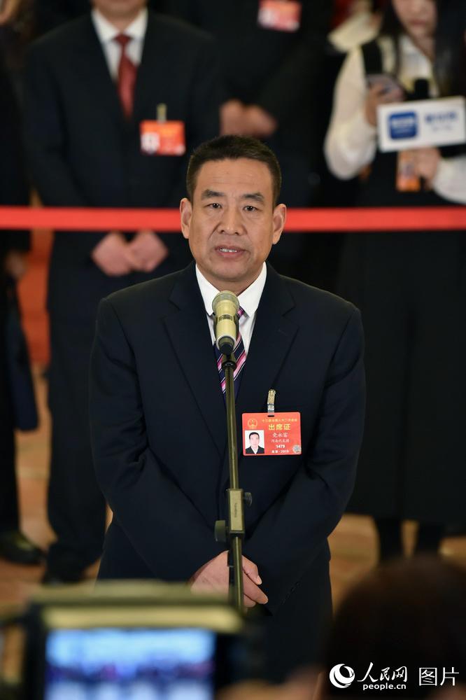 全國人大代表、河南遠東生物工程公司技術(shù)部部長黨永富回答記者提問。