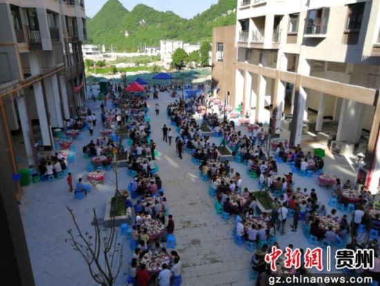 花溪區(qū)易地扶貧搬遷安置點(diǎn)2019年端午節(jié)長(zhǎng)桌宴活動(dòng)現(xiàn)場(chǎng).