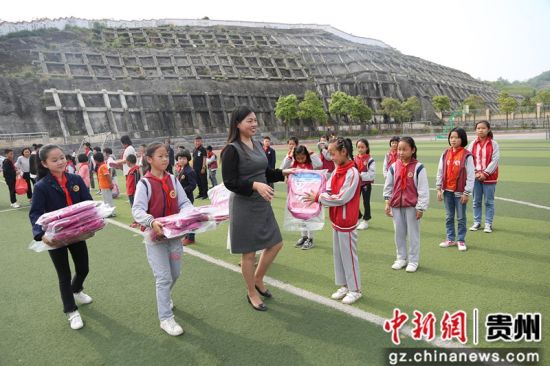 修文縣組織搬遷戶子女開展戶外拓展活動(dòng)，捐贈(zèng)愛心物資。