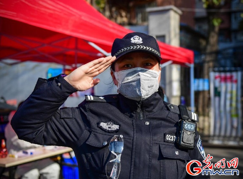 武漢社區(qū)民警曹怡坤：為居民服務的心一直熱乎著