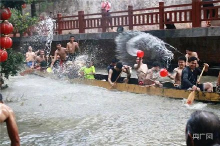 場面震撼！中國龍舟之鄉(xiāng)順德舉行起龍儀式