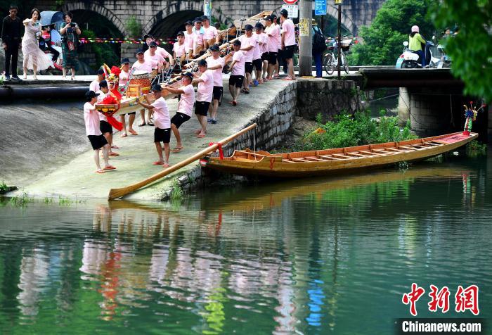 僑鄉(xiāng)福州長(zhǎng)樂(lè)：新龍舟下水迎端午