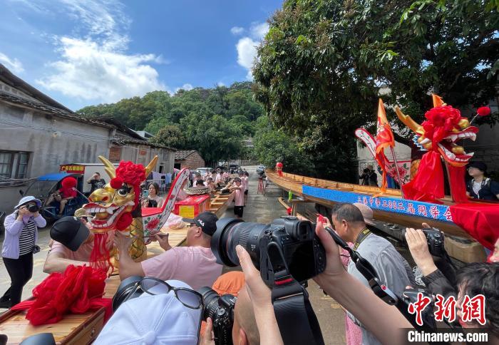 圖為5月29日，長樂江田鎮(zhèn)村民為即將入水的新龍舟安裝龍頭?！埍?攝