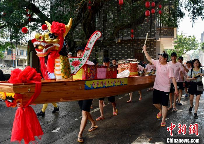 圖為5月29日，長樂江田鎮(zhèn)村民們推著新龍舟前行?！埍?攝