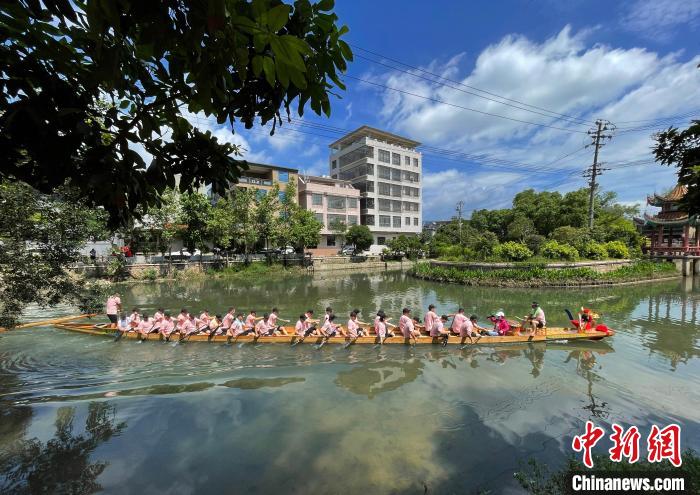 圖為5月29日，長樂江田鎮(zhèn)新龍舟入水后在水中劃行。　張斌 攝